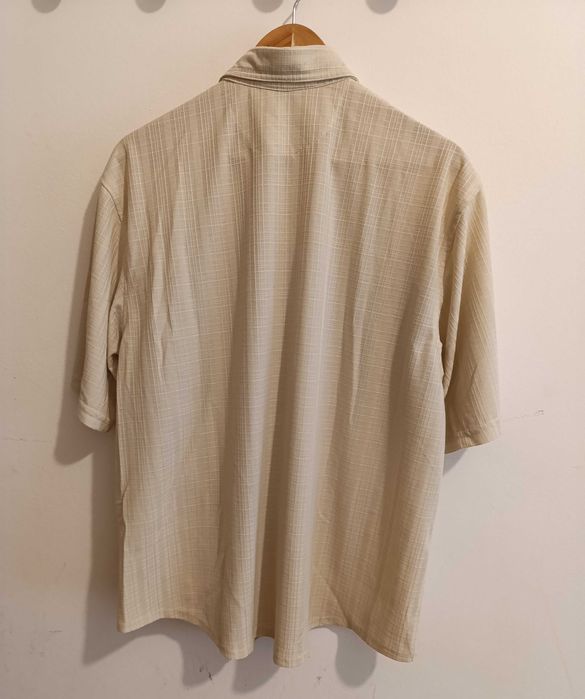 Camisa manga curta, 3 bolsos, sendo 1 c/ fecho, tecido leve relevo - L