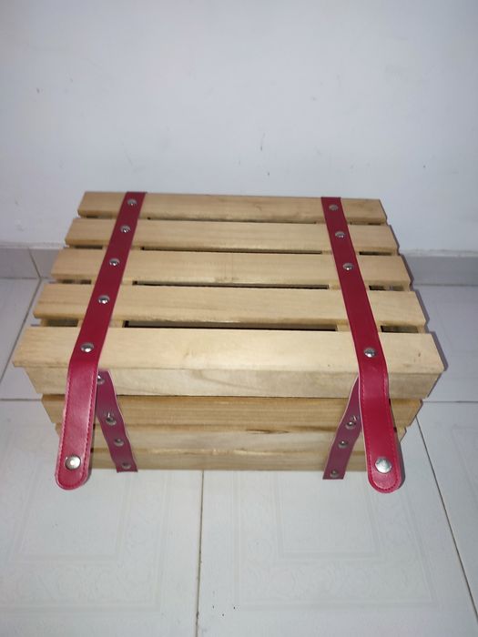 Caixa de madeira com pegas