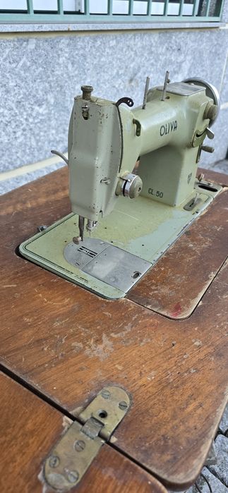 Maquina de costura com mesa
