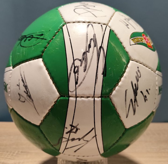 Piłka z podpisami drużyny Lechi Gdańsk