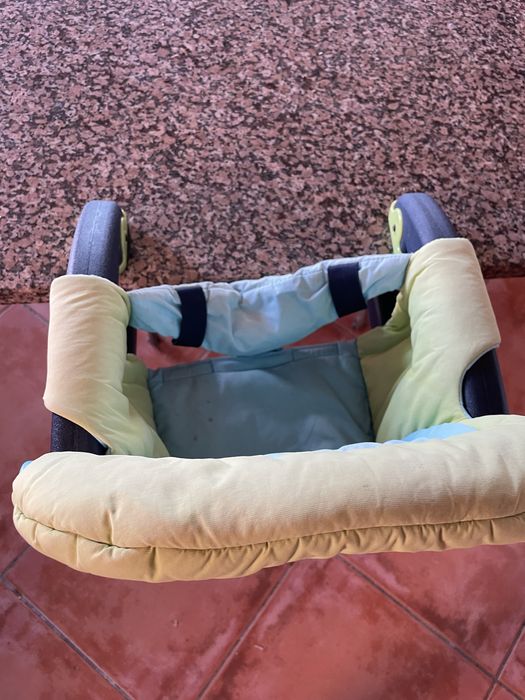 Cadeira de crianças para colocar na mesa em bom estado
