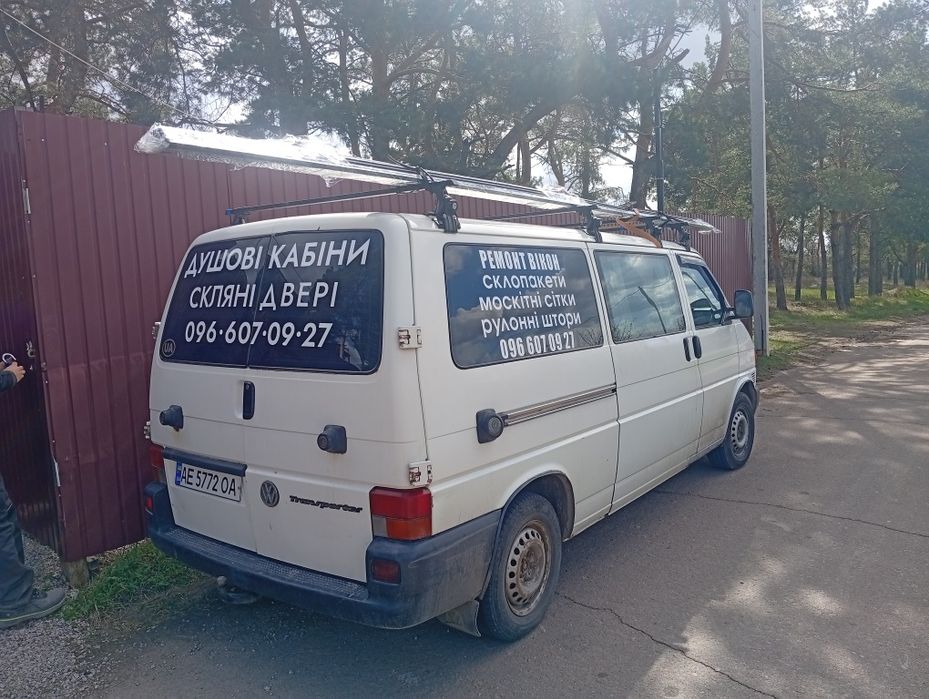 Двері алюмінієві ,скляні перегородки.