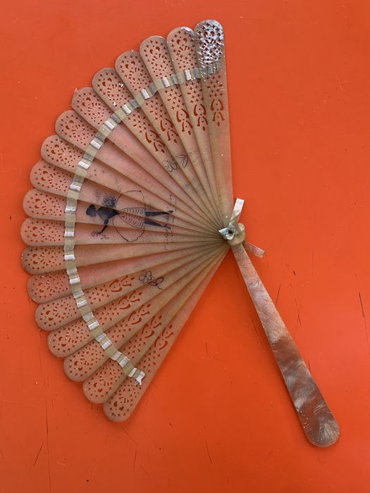 Leque vintage ideal para figurino de época