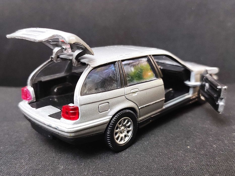 Модель авто BMW 325i Touring 1.32 Hongwell