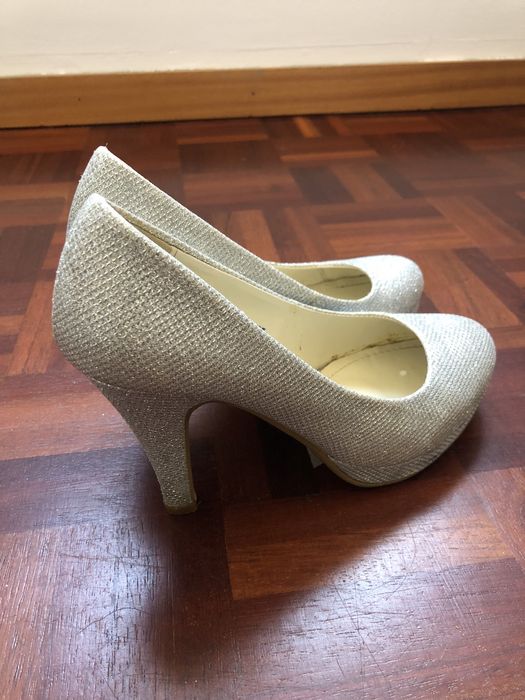 Sapatos de salto alto prateados