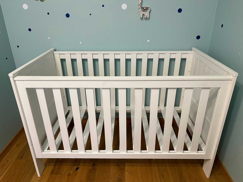 Zestaw mebli dziecięcych Pinio: łóżeczko, komoda z przewijakiem, szafa