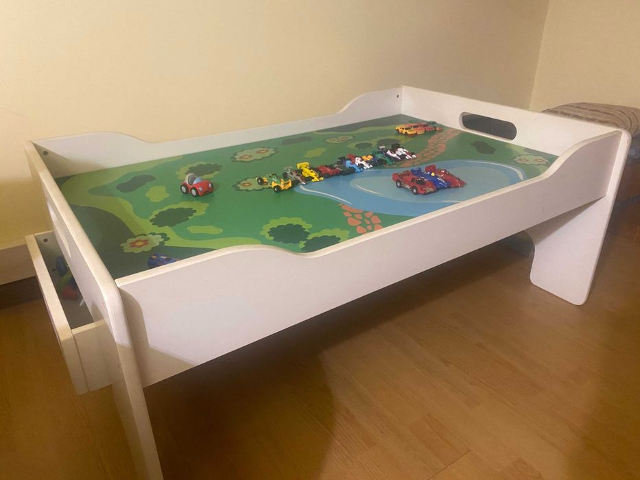 Mesa de brincadeira com gaveta para arrumação
