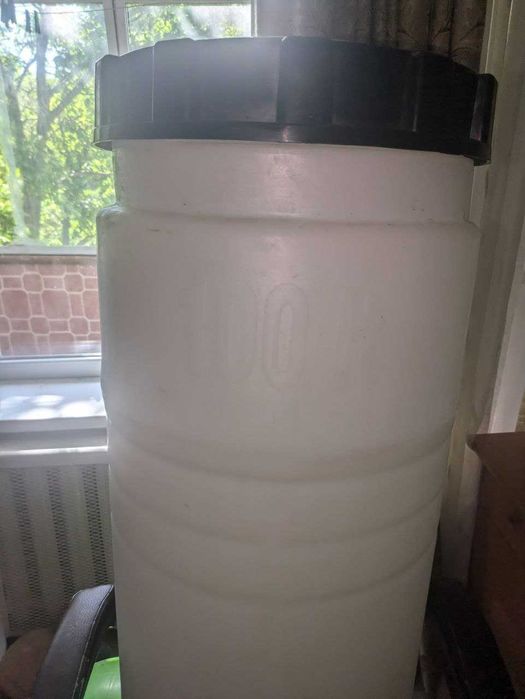 Бак для води пластиковий 100 л вертикальний