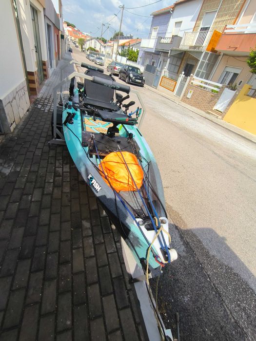 Kayak a motor a gasolina marca Nucanoe para pesca