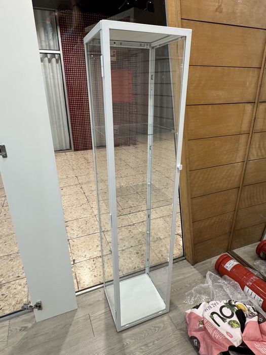 Vitrine ikea com 2 meses
