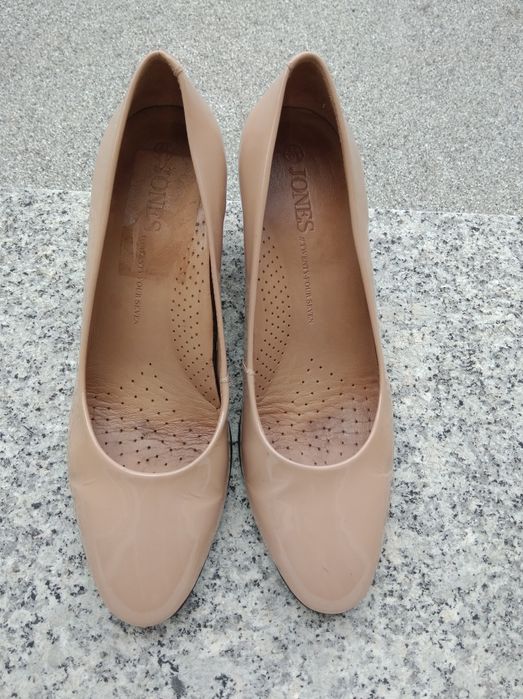 Beżowe czółenka lakierowane 37,5 Jones skóra