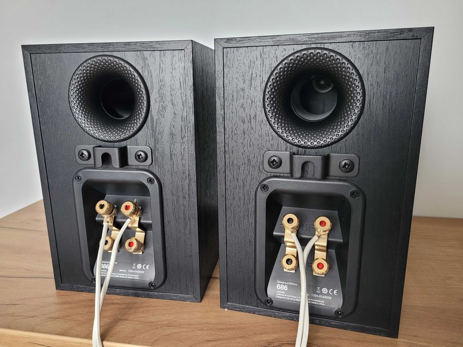 Kolumny   Bowers & Wilkins 686