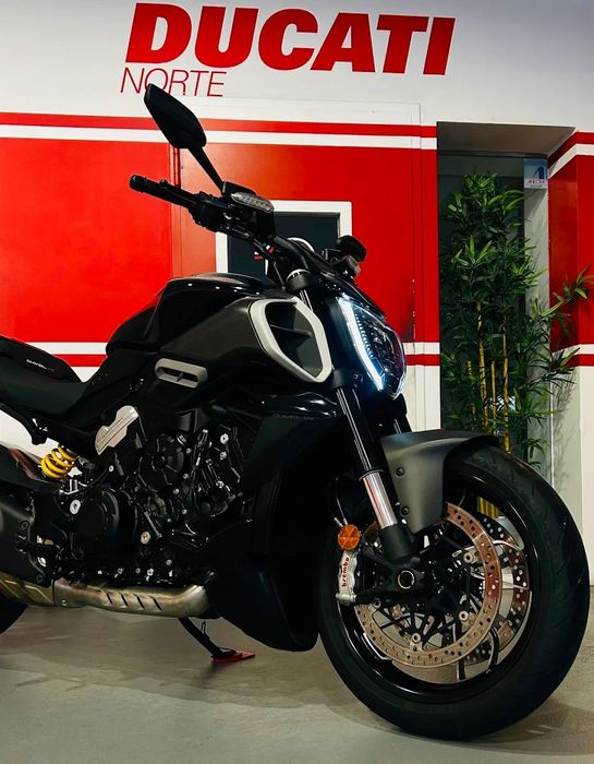 Ducati Diavel V4 Thrilling Black