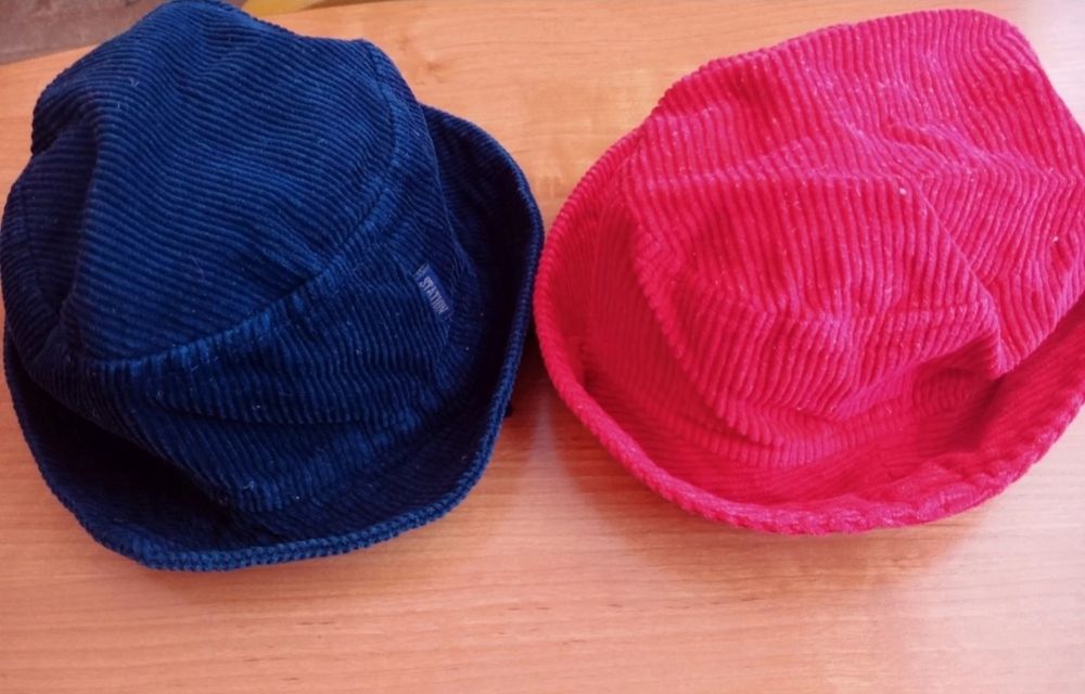 Granatowy i czerwony kapelusz, rozm.6-8 lat