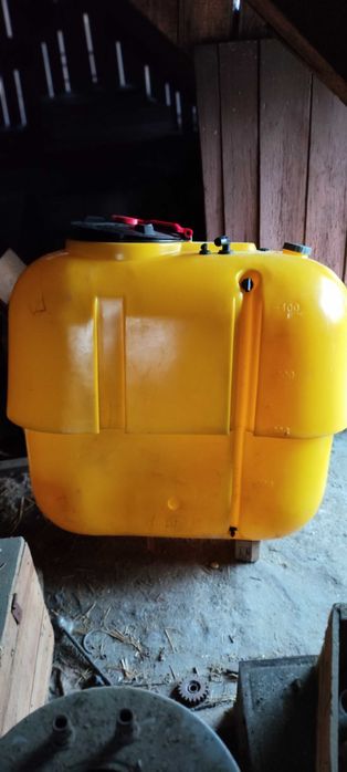Zbiornik beczka opryskiwacz 400 litrów uzbrojony