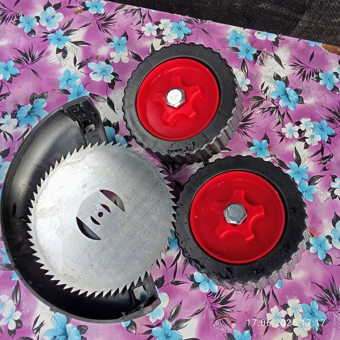 Диск с колесами к аккумуляторной косе