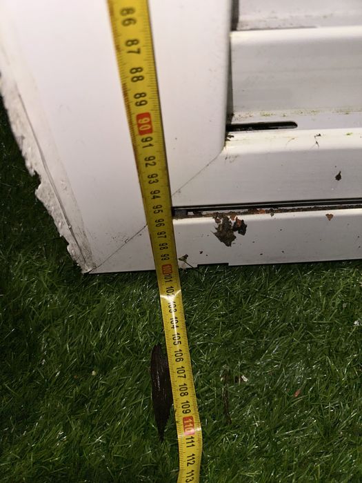 Portada para janela em alumínio branco com aro (55 larg x 100 alt)