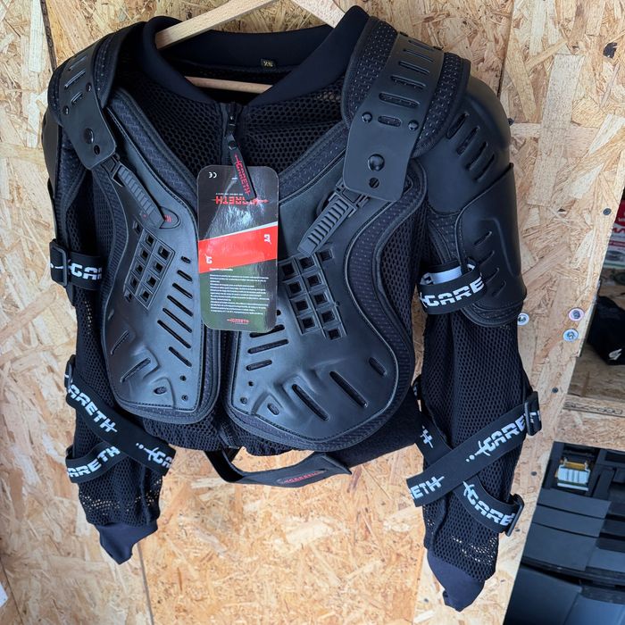 Kask motocyklowy i ochraniacz zbroja cross