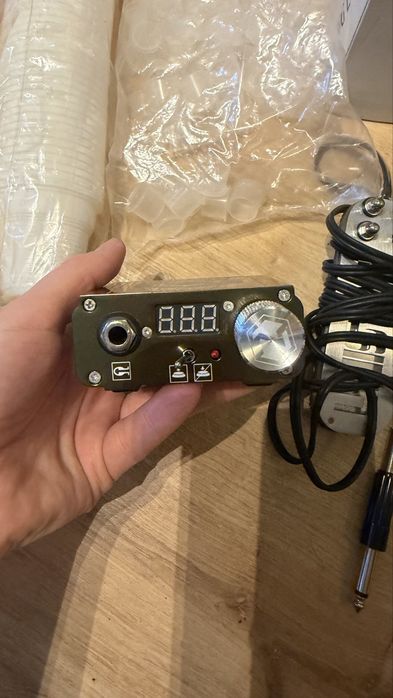 Maszynka EQUALISER do tatuowania z dodatkami.