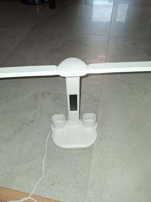 Lampa led na biurk z zegarem i data
