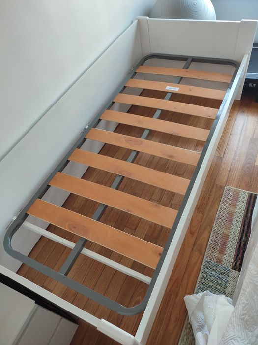 Cama de solteiro dupla lacada branca c/ colchões - bom estado/ pouco uso