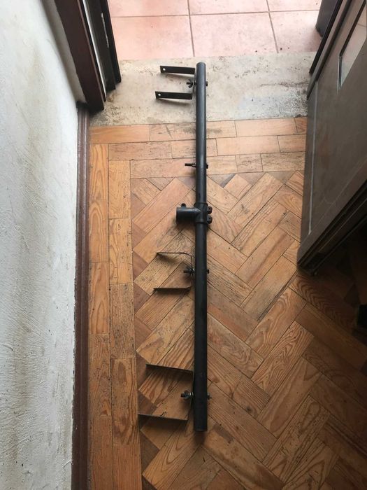 Tripés para colunas de som, 3 a venda e um para colocar luzes etc.