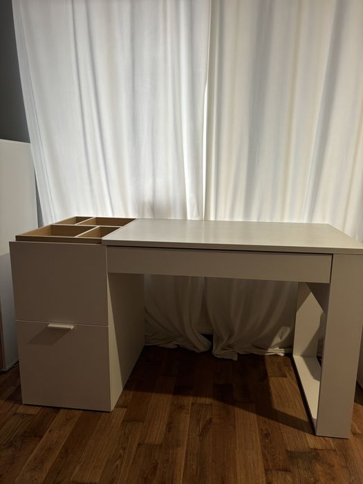 Biurko białe z drewnianymi wstawkami