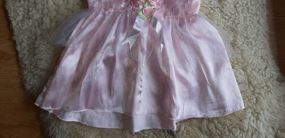 Piękna sukienka różowa r. 90