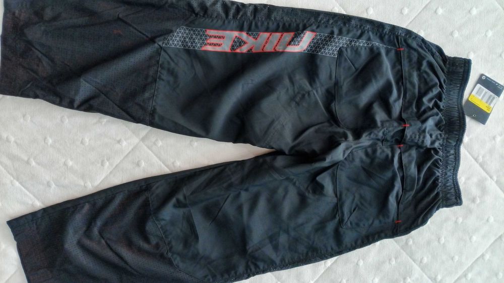 Calça de desporto NIKE nova.