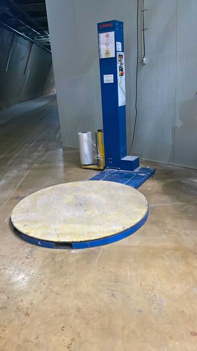 Envolvedora de Paletes Fromm / Máquina de Filmar com Plataforma e Rampa