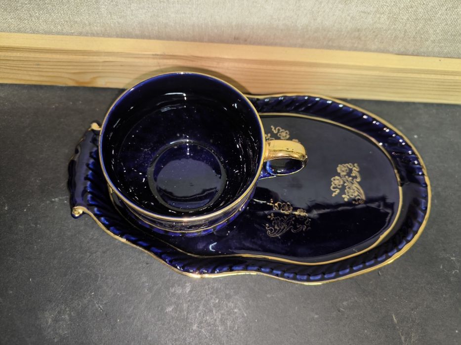 Almoçadeira azul e dourada em porcelana
Conjunto de almoçadeira com um