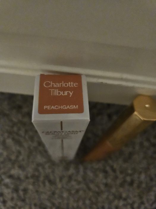 Rozświetlacz w tubce Charlotte Tilbury