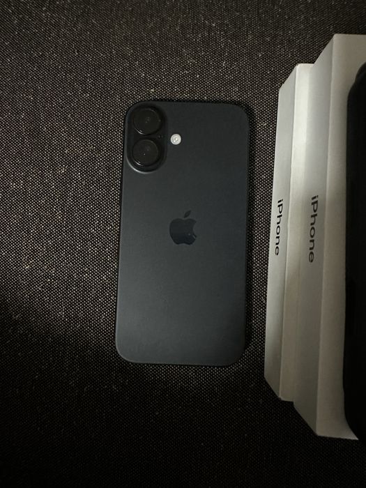 Айфон 16 на 128 телефон весь в ідеалі