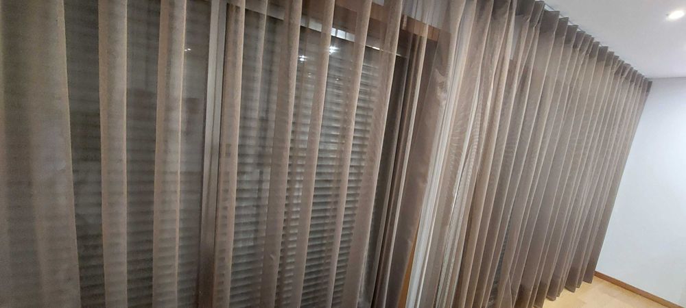 Duas cortinas cor castanho