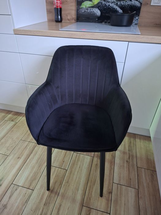 Czarne welurowe krzesło