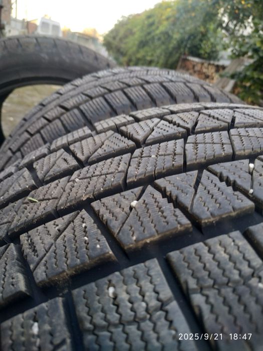 Продам зимню резину 225,45,17