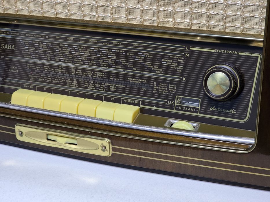 Rádio antigo reparado SABA