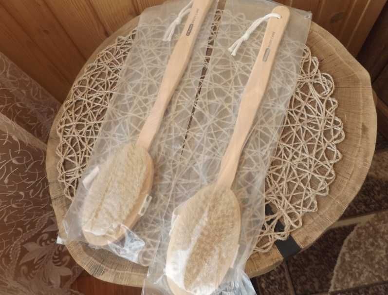 Бамбукова масажна щітка для тіла ВODY CARE із натуральною щетиною.