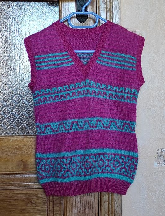 Жилетка в'язана ручної роботи на дівчинку, р.128 (134)