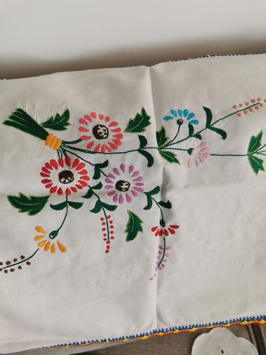 Lniany ręcznie haftowany bieżnik