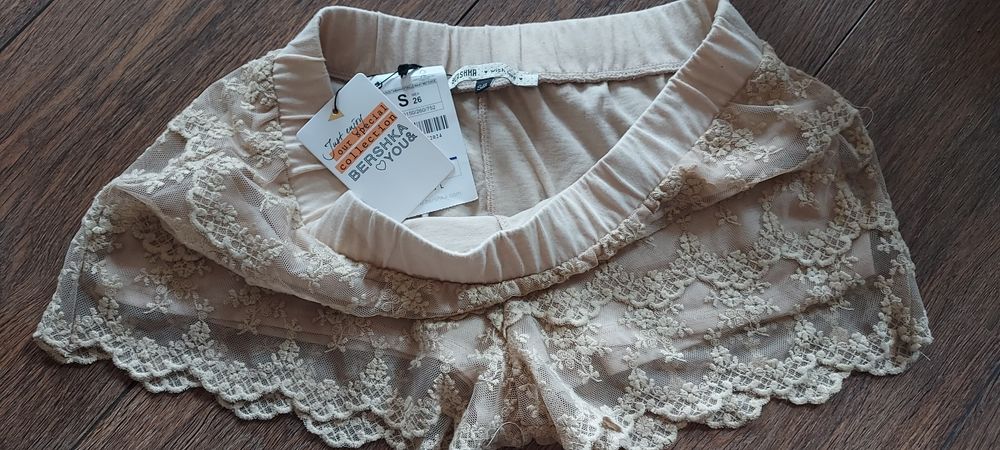 Spodenki koronkowe beżowe Bershka