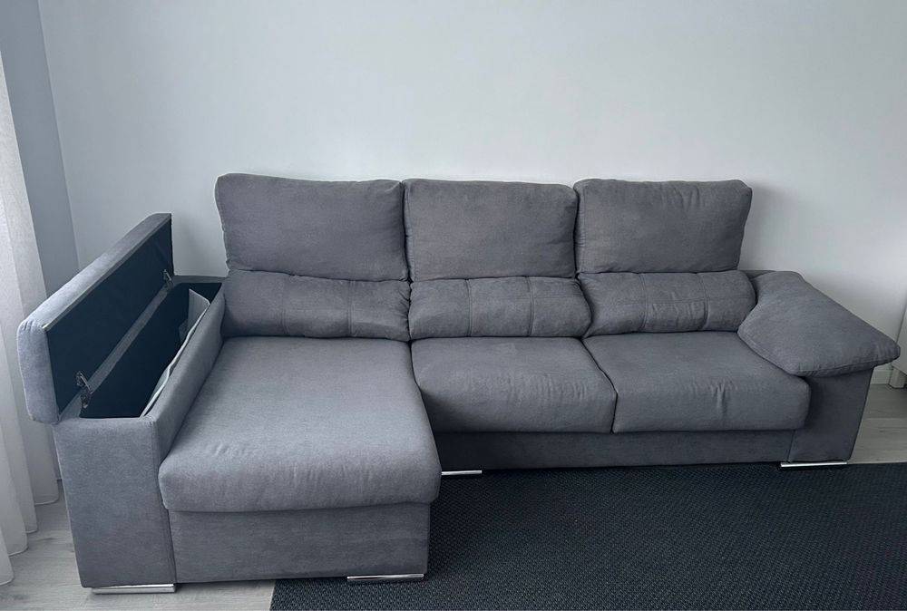 Sofá com chaise longue e arrumação