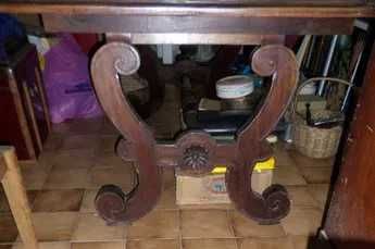 Mesa de sala antiga em madeira