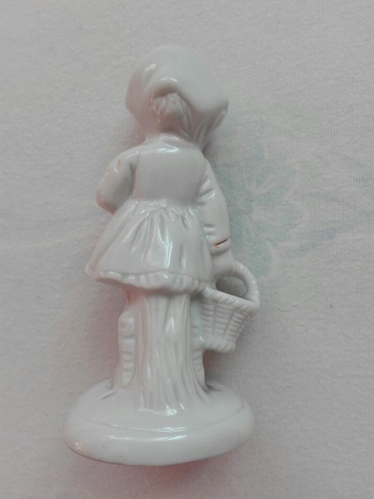 Stara śliczna figurka porcelanowa - dziewczynka