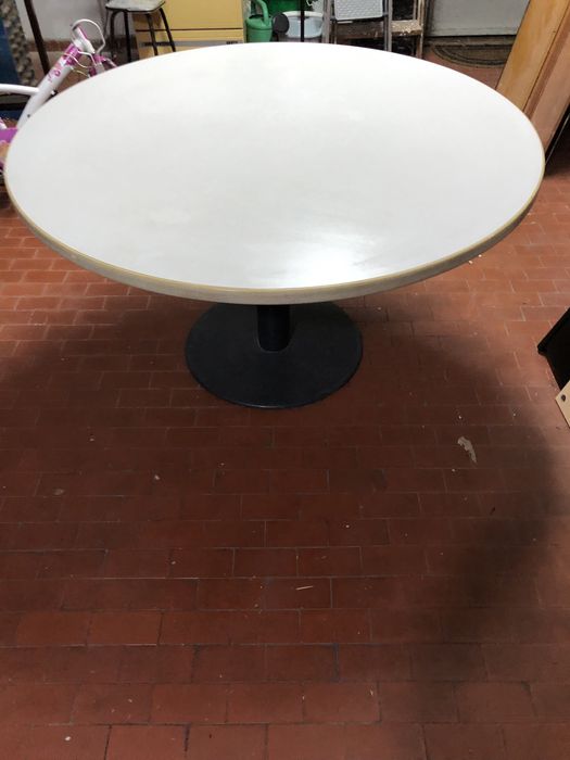 Secretarias varias,  mesas varias e mais material escritorio