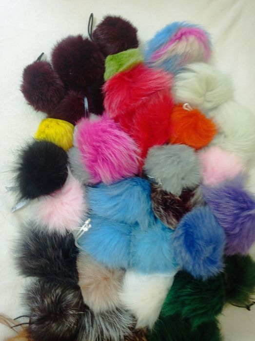 Хутрові помпони, розпродаж