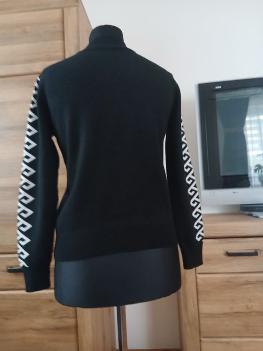 Sweter damski  czarny z białym  geometrycznym  wzorem  M