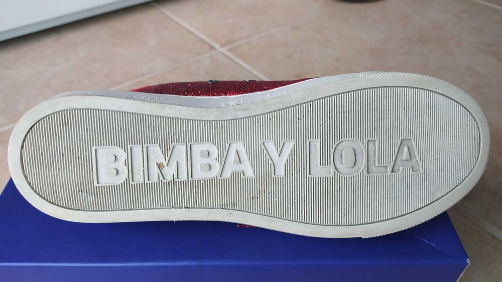 Sapatilhas com glitter.