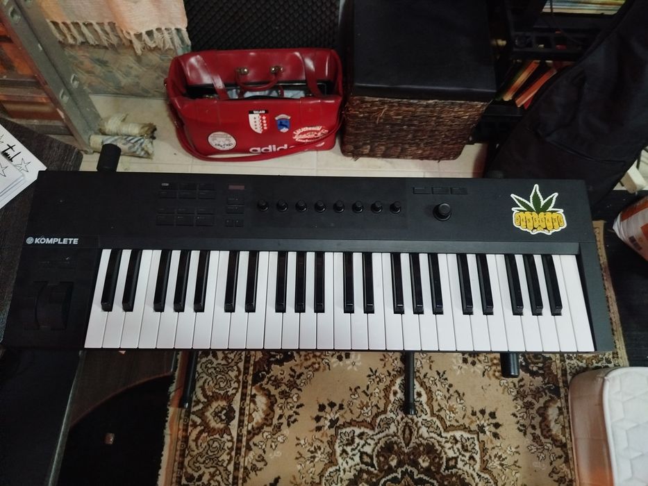 Teclado Kontakt 49