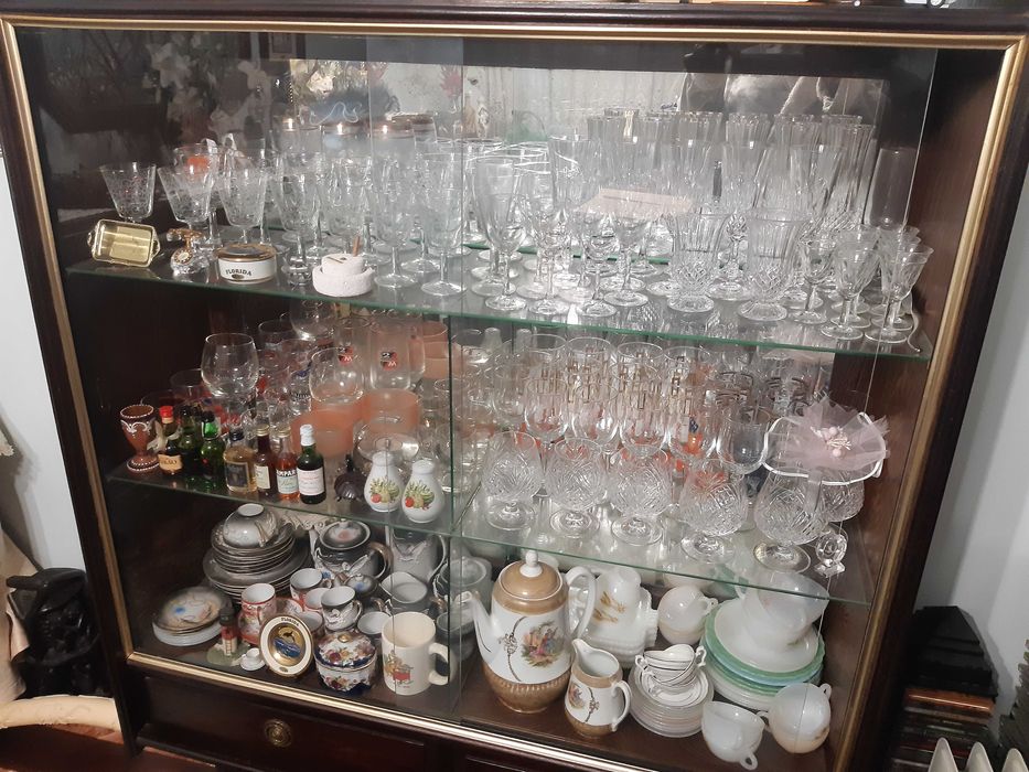 Vitrine de madeira e vidro